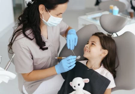 mała dziewczynka u dentysty